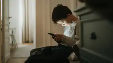 إعطاء الطفل هاتفاً قبل 12 عاماً قد يفتح باباً لمشكلات خطيرة