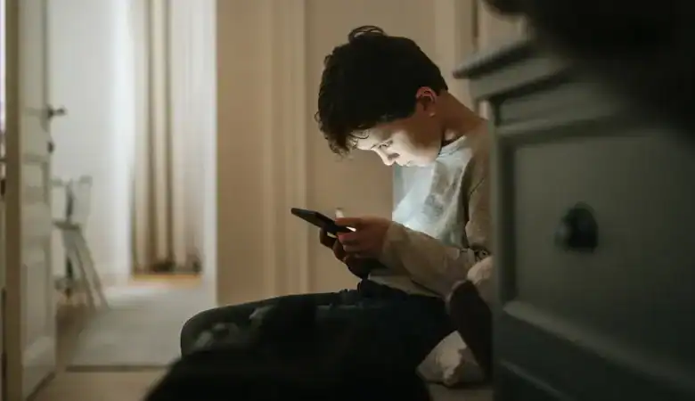 إعطاء الطفل هاتفاً قبل 12 عاماً قد يفتح باباً لمشكلات خطيرة 1 إعطاء الطفل هاتفاً قبل 12 عاماً قد يفتح باباً لمشكلات خطيرة