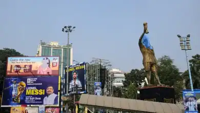 ميسي يكشف عن تمثال "الأعظم في التاريخ" في الهند وسط حماس جماهيري