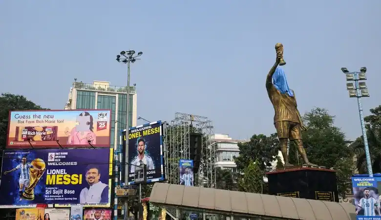 Messi inaugure la statue "Le plus grand de l'histoire" en Inde sous les applaudissements nourris 1 ميسي يكشف عن تمثال "الأعظم في التاريخ" في الهند وسط حماس جماهيري