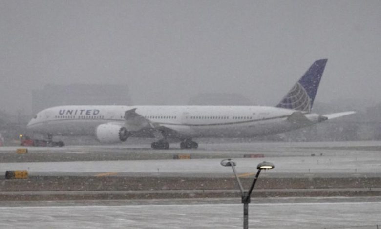 عاصفة ثلجية تشلّ حركة الطيران في الولايات المتحدة وتضع ملايين تحت التأهب