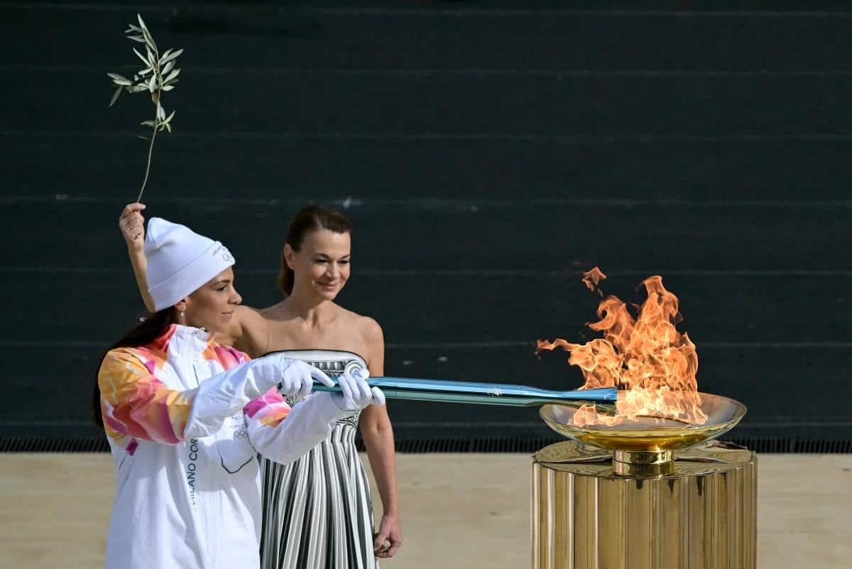 La flamme olympique 2026 Milan-Cortina arrive en Italie et se prépare à faire le tour des grandes villes 1 شعلة أولمبياد ميلانو-كورتينا 2026 تصل إلى إيطاليا وتستعد لجولة عبر المدن الكبرى