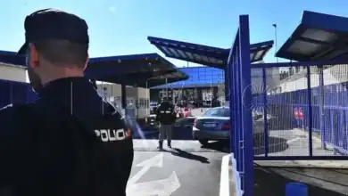 سبتة: ترحيل شاب مغربي ومنعه من دخول إسبانيا بعد إدانته بالسطو المسلح