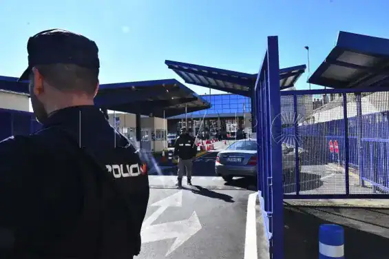 Ceuta : Un Marocain expulsé et interdit d'entrée en Espagne après avoir été condamné pour vol à main armée 1 سبتة: ترحيل شاب مغربي ومنعه من دخول إسبانيا بعد إدانته بالسطو المسلح