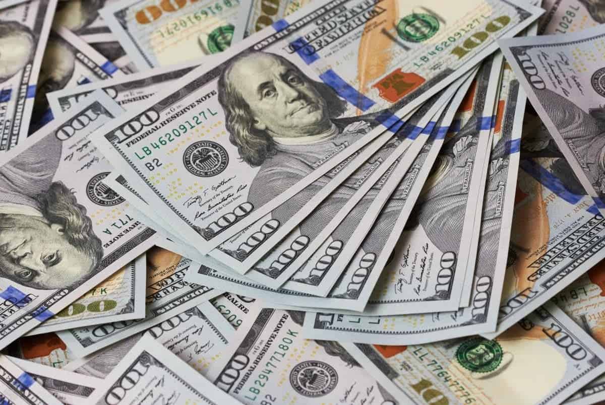 الدولار يواصل الحفاظ على مكاسبه أمام العملات الرئيسية