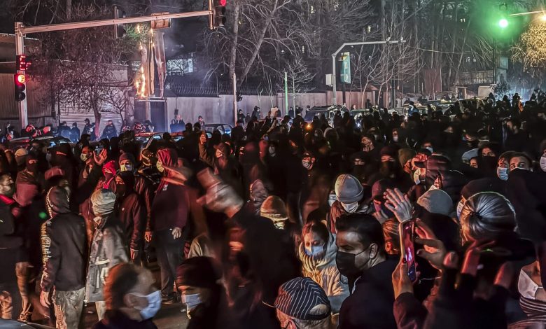 احتجاجات إيران: أمريكا تستعد لضربات محددة وخامنئي في مخبأ