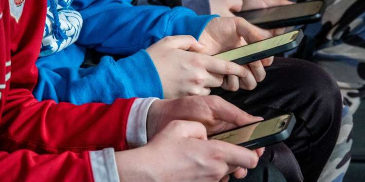 فرنسا تحظر منصات التواصل على الأطفال دون 15 عاماً