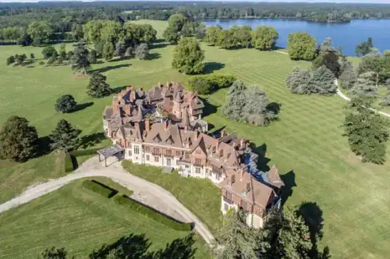 الملك محمد السادس يطرح قصره «شاتو دو بيتز» قرب باريس للبيع