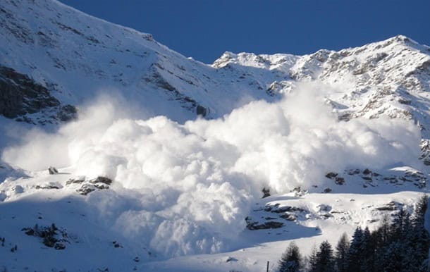 مصرع متزلجين وإصابة ثالث في انهيار جليدي بجبال الألب الإيطالية قرب كورمايور