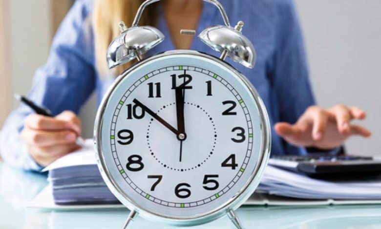 اعتماد التوقيت المسترسل بالإدارات خلال رمضان من 9 صباحاً إلى 3 بعد الزوال