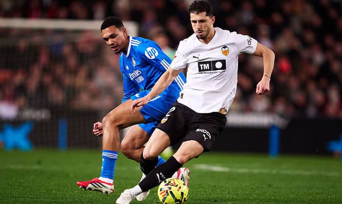 ريال مدريد يتحدى الغيابات ويعبر فالنسيا بثنائية نظيفة