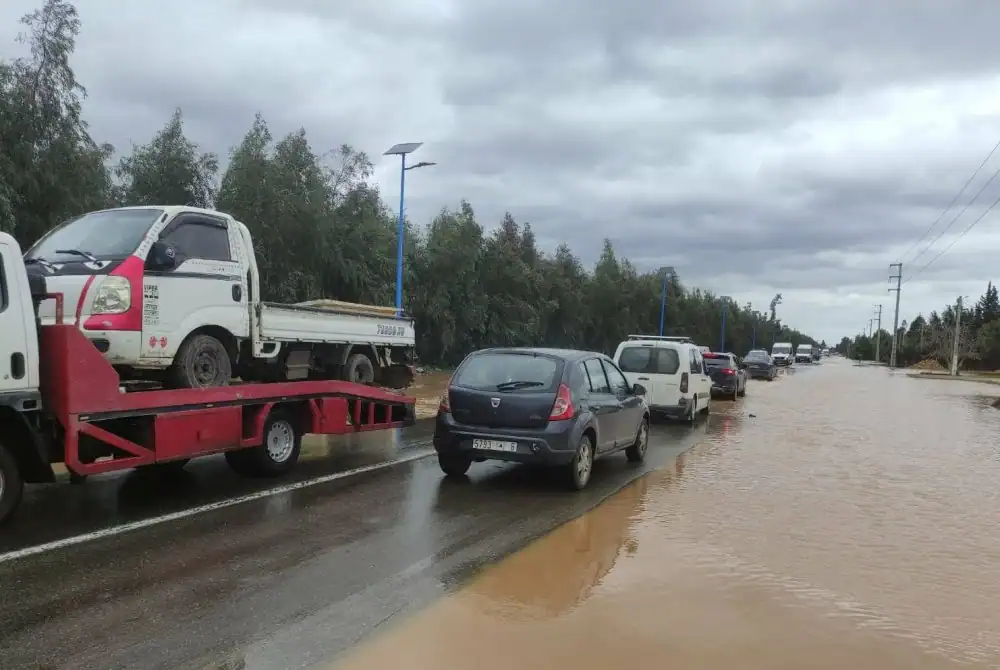 طقس عاصف بالمغرب: إغلاق 8 طرق في 9 ولايات بسبب السيول والثلوج