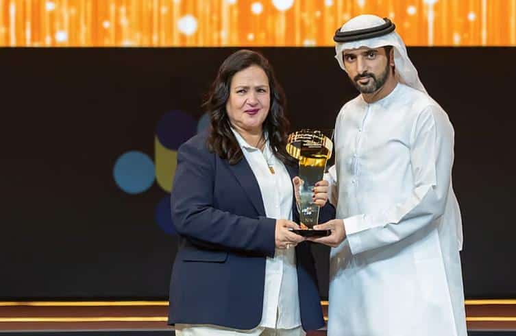 المغربية فوزية محمودي تتوج بلقب "صانع الأمل العربي 2026" في دبي