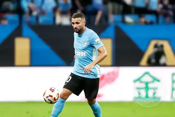 زكريا لبيض يصل ساو باولو تمهيداً للانضمام إلى كورينثيانز في 2026