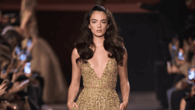 هوت كوتور: إيلي صعب يقدّم «ليالٍ ذهبية» بين ميلوس ومراكش في ربيع وصيف 2026