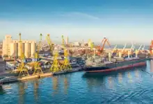 ميناء الدار البيضاء يستأنف نشاطه بعد سقوط 86 حاوية في البحر