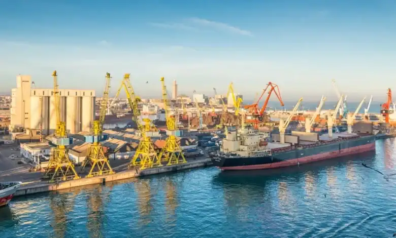 ميناء الدار البيضاء يستأنف نشاطه بعد سقوط 86 حاوية في البحر