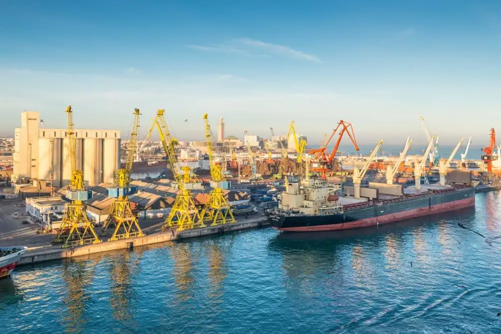 Le port de Casablanca reprend ses activités après la chute en mer de 86 conteneurs 1 ميناء الدار البيضاء يستأنف نشاطه بعد سقوط 86 حاوية في البحر