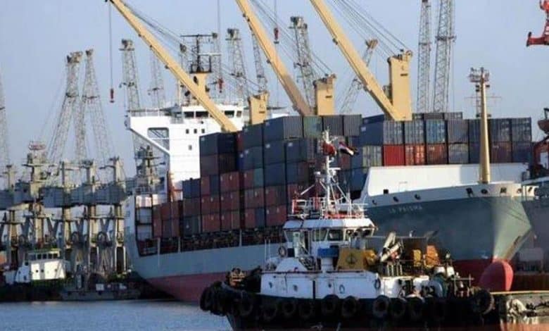 العراق يوقف العمل في موانئه النفطية بعد هجوم على ناقلات في مياهه الإقليمية