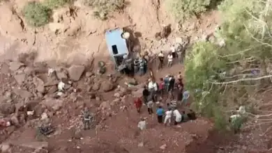 مأساة بدمنات: 3 قتلى و17 جريحاً في حادث انقلاب سيارة نقل