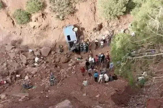 Tragédie à Damnat : 3 personnes tuées et 17 blessées dans un accident de camion renversé 1 مأساة بدمنات: 3 قتلى و17 جريحاً في حادث انقلاب سيارة نقل