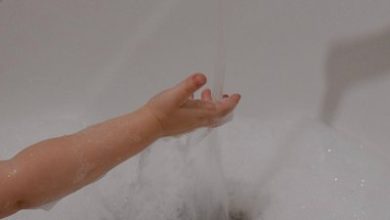 وفاة طفلة صغيرة غرقا داخل حوض غسيل تهز مدينة تيفلت