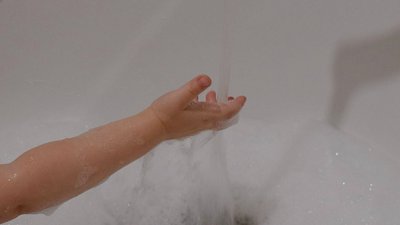 وفاة طفلة صغيرة غرقا داخل حوض غسيل تهز مدينة تيفلت