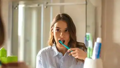 تنظيف الأسنان بسرعة يضاعف خطر التسوس ومشكلات اللثة