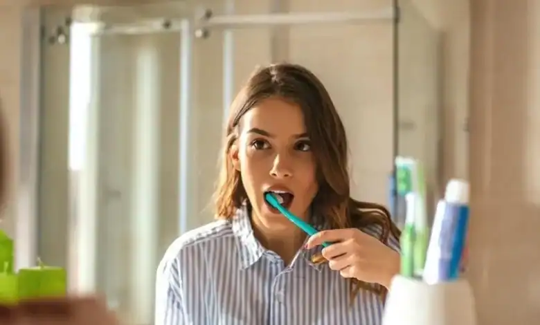 تنظيف الأسنان بسرعة يضاعف خطر التسوس ومشكلات اللثة