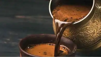 القهوة اليومية قد تغيّر أمعاءك ومزاجك أكثر مما تتوقع