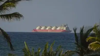 ترامب يحذر إيران من فرض رسوم على عبور السفن في مضيق هرمز