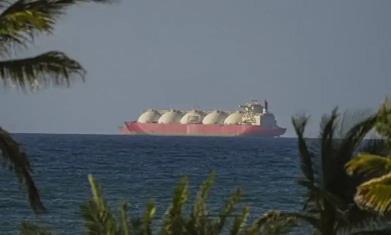 ترامب يحذر إيران من فرض رسوم على عبور السفن في مضيق هرمز