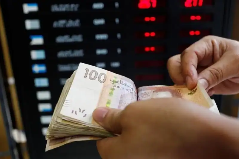 بنك المغرب يرصد تحركات جديدة للدرهم أمام الأورو والدولار