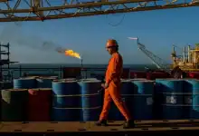 النفط يتراجع بقوة ويكسر حاجز 100 دولار مع تصاعد رهانات التهدئة