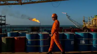 النفط يتراجع بقوة ويكسر حاجز 100 دولار مع تصاعد رهانات التهدئة
