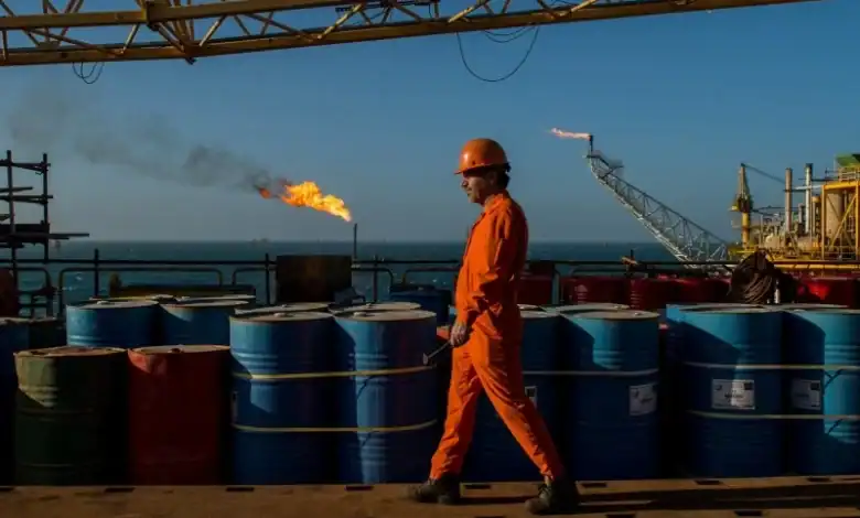 النفط يتراجع بقوة ويكسر حاجز 100 دولار مع تصاعد رهانات التهدئة