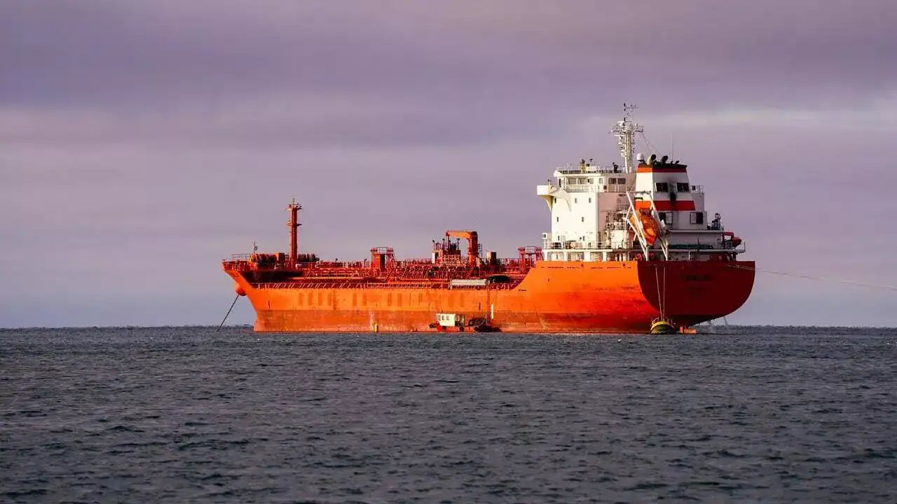 L'Iran annonce des routes maritimes alternatives dans le détroit d'Ormuz en raison de la menace des "mines". 1 إيران تعلن مسارين بحريين بديلين في مضيق هرمز بسبب خطر «الألغام»