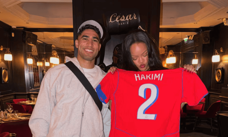 حكيمي يهدي قميصه الموقع لريهانا في لقاء لافت بباريس