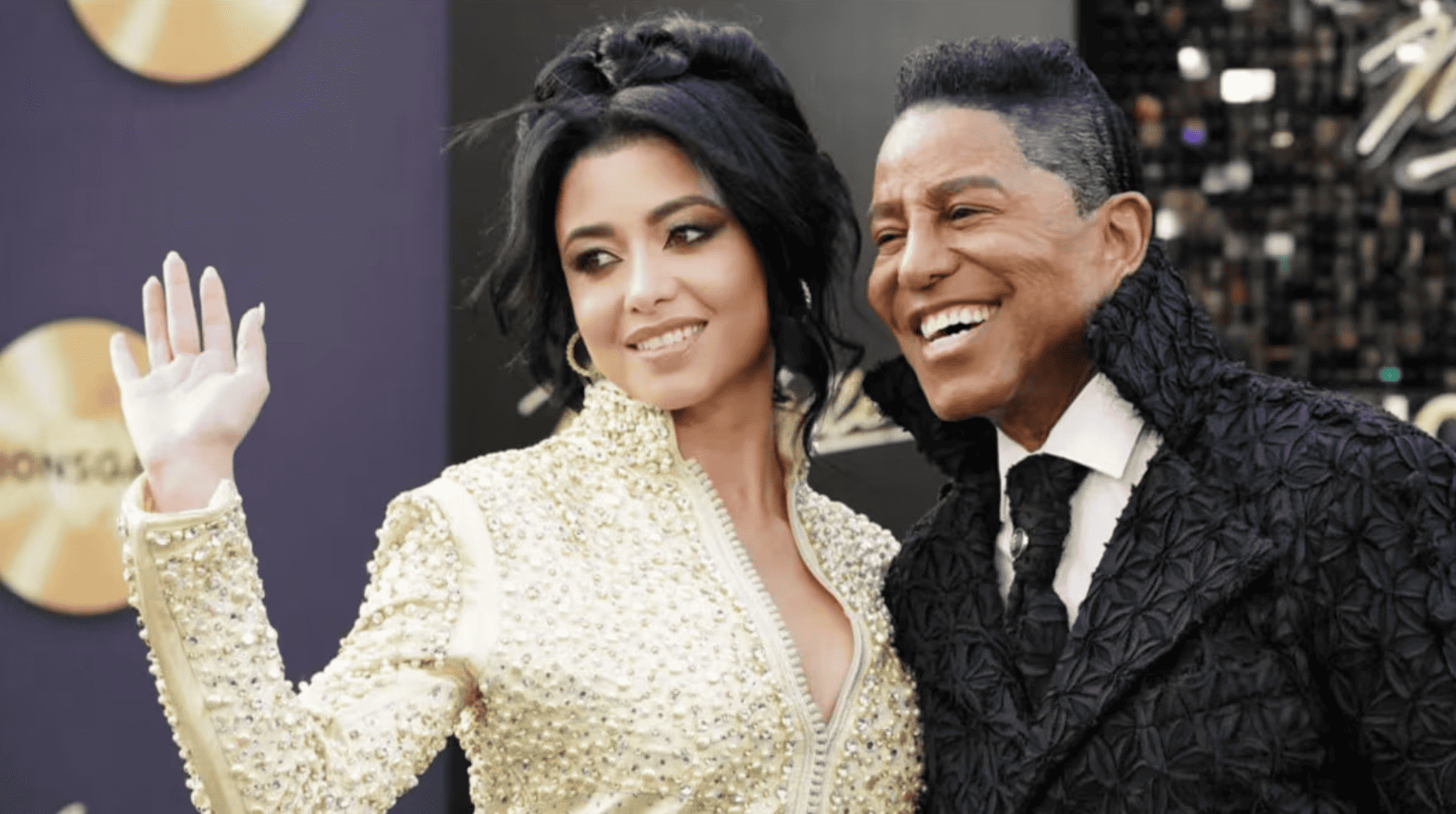 La petite amie de Jermaine Jackson fait tourner les têtes dans un caftan marocain lors de la première de "Michael". 1 رفيقة جيرماين جاكسون تخطف الأنظار بقفطان مغربي في العرض الأول لفيلم “Michael”