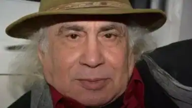 رحيل نجم السينما والمسرح المغربي نبيل لحلو عن 81 عامًا
