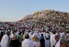 حجاج بيت الله يتوافدون على جبل عرفات لأداء الركن الأعظم من الحج