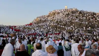 حجاج بيت الله يتوافدون على جبل عرفات لأداء الركن الأعظم من الحج
