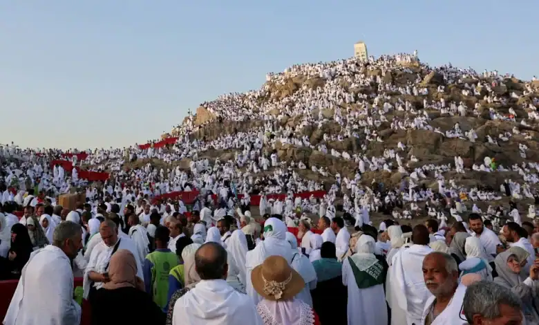 حجاج بيت الله يتوافدون على جبل عرفات لأداء الركن الأعظم من الحج