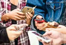 أطباء يحذرون من مخاطر الشبكات الاجتماعية على الشباب ويقارنونها بالتدخين