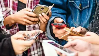 أطباء يحذرون من مخاطر الشبكات الاجتماعية على الشباب ويقارنونها بالتدخين