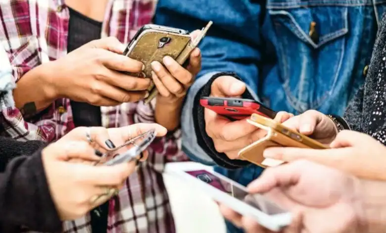 أطباء يحذرون من مخاطر الشبكات الاجتماعية على الشباب ويقارنونها بالتدخين