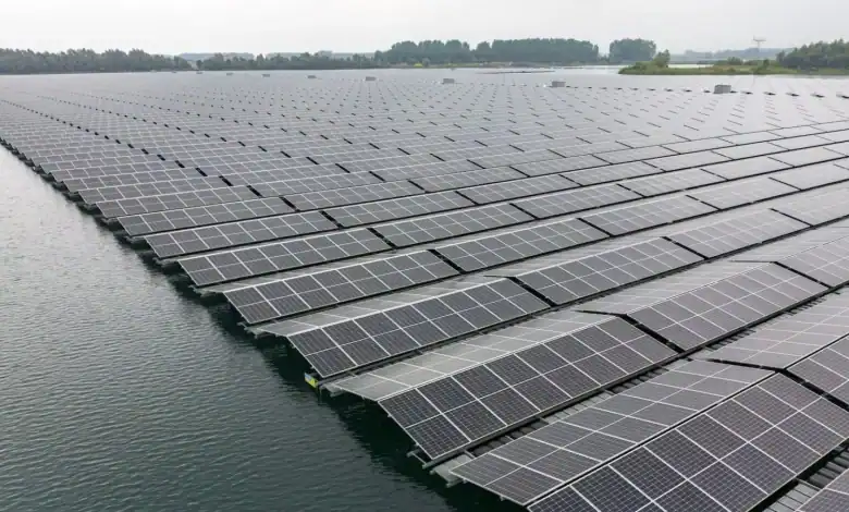 Panneaux solaires flottants Un nouveau pari marocain pour protéger l'eau et produire de l'électricité 1 الألواح الشمسية العائمة.. رهان مغربي جديد لحماية المياه وإنتاج الكهرباء
