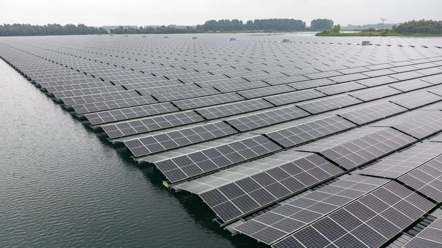 Panneaux solaires flottants Un nouveau pari marocain pour protéger l'eau et produire de l'électricité 1 الألواح الشمسية العائمة.. رهان مغربي جديد لحماية المياه وإنتاج الكهرباء