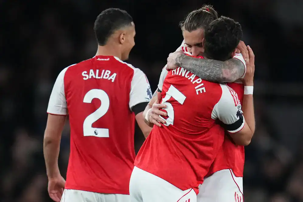 Arsenal revient sur le podium. Le match nul de City donne le titre de champion aux Gunners 1 أرسنال يعود إلى منصة التتويج.. تعادل سيتي يمنح “الغانرز” لقب البريميرليغ