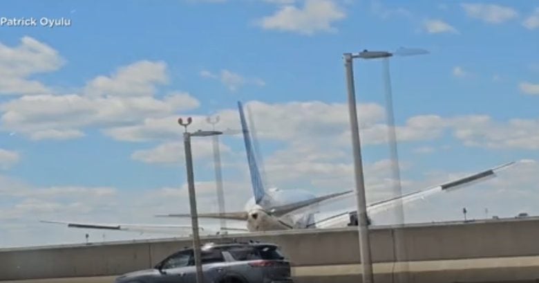 بوينغ 767 تصطدم بشاحنة وعمود إنارة قرب مطار نيوارك.. والركاب ينجون